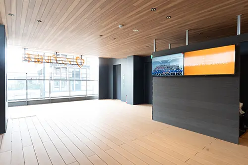 笑顔で会話する歯科医師と患者