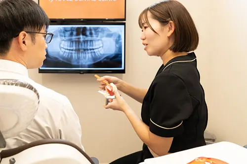 歯磨き指導をする歯科衛生士