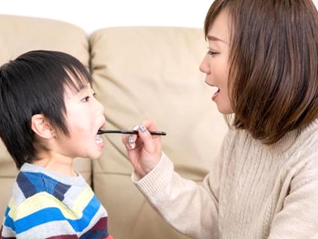 子供と歯を磨く母親