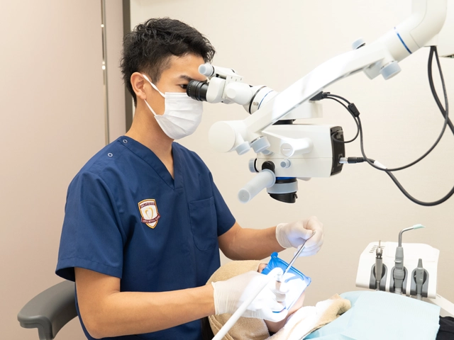 セラミック治療でマイクロスコープを使う歯科医師