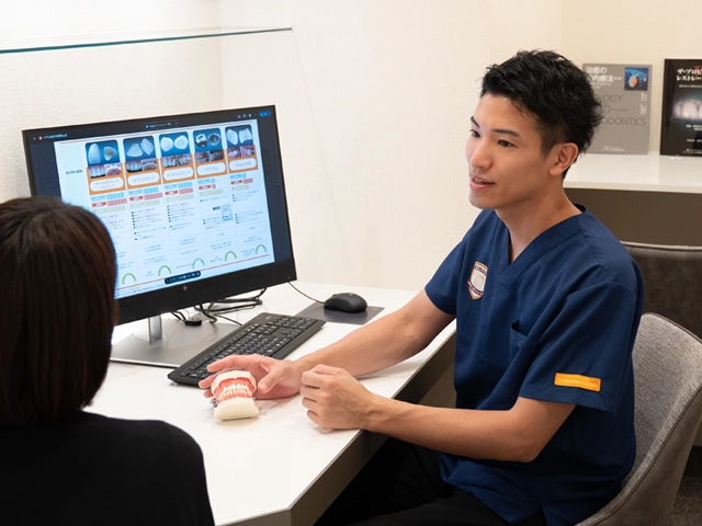 セラミック治療のカウンセリングを行う歯科医師