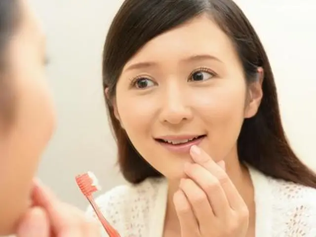 前歯を気にする女性