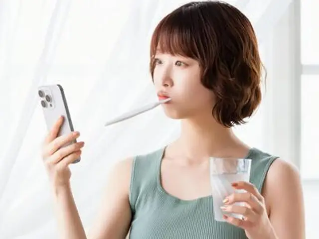 歯磨きをする女性