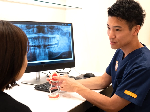 診療室で話をする歯科医師